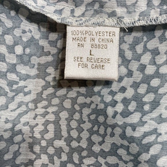 Elegant Kenar pleated button up blouse, subtle geometric pattern. Size Large - Picture 8 of 9